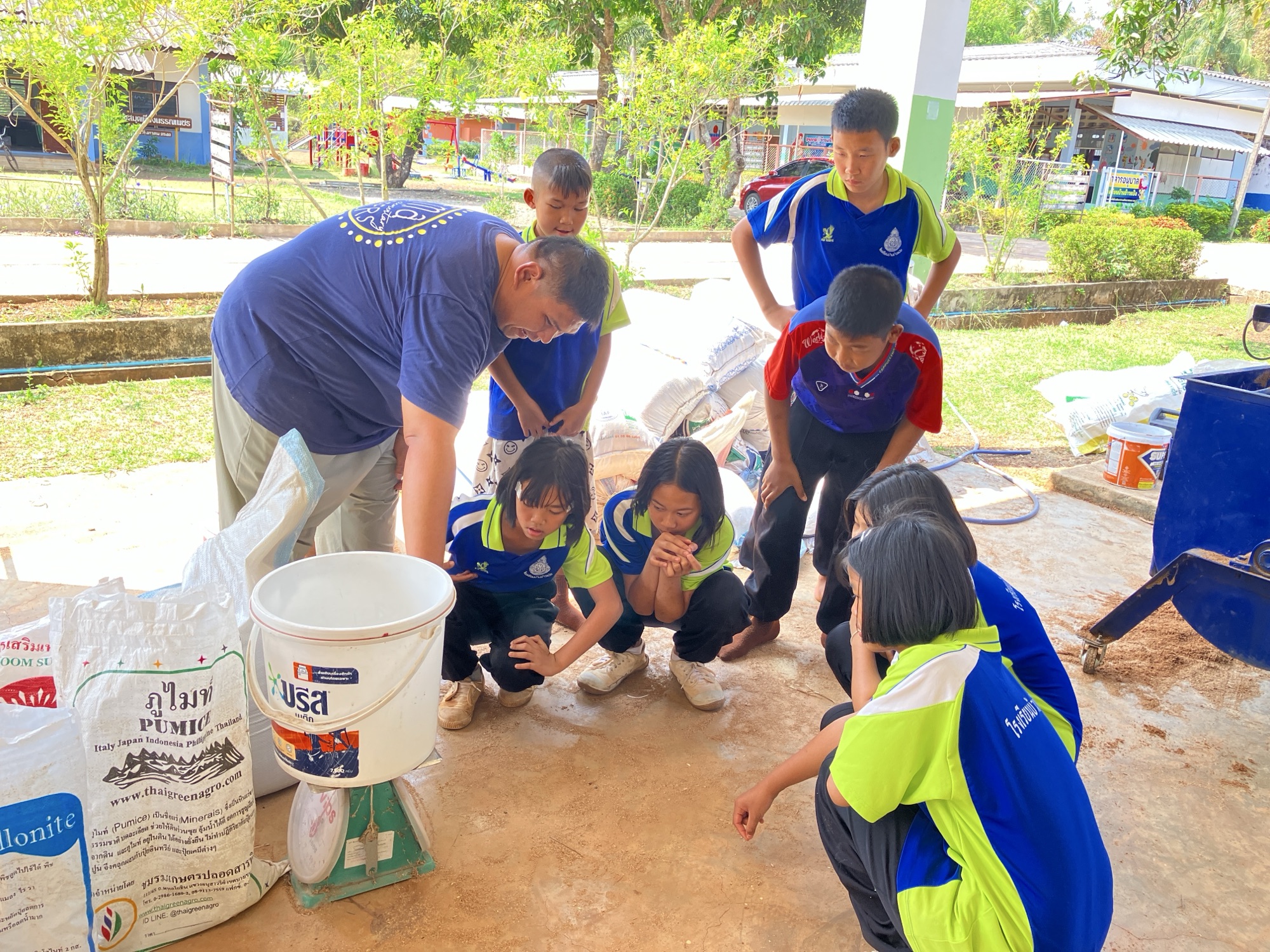 จัดค่ายจิตอาสาสร้าง "ยุวเกษตรกร" เพาะเห็ดสร้างรายได้ให้นักเรียน รร.บ้านข้าวแป้ง