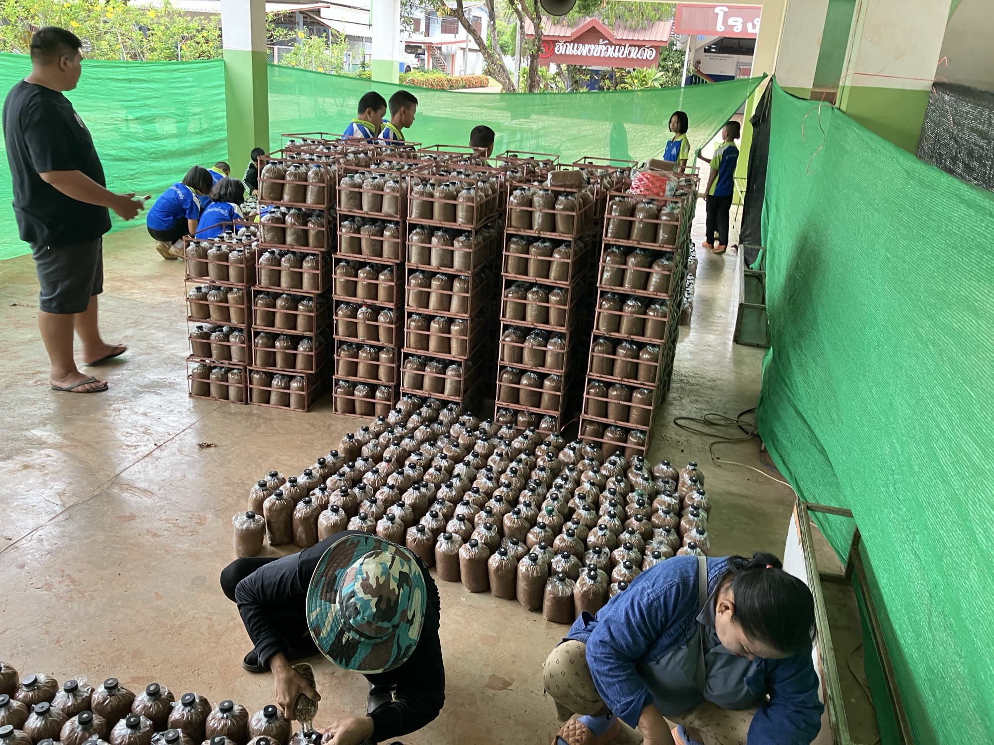 จัดค่ายจิตอาสาสร้าง "ยุวเกษตรกร" เพาะเห็ดสร้างรายได้ให้นักเรียน รร.บ้านข้าวแป้ง