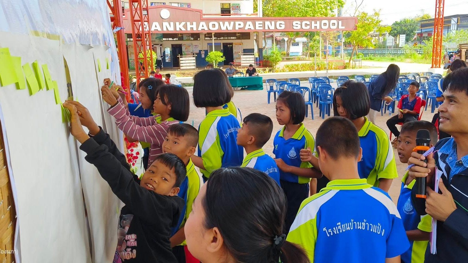 ชวนน้อง ป.4-6 อย่างไร ให้อยู่เพาะเห็ด 2,500 ก้อน ที่ รร.บ้านข้าวแป้ง