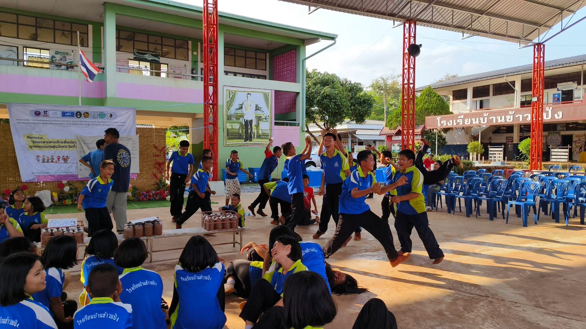 ชวนน้อง ป.4-6 อย่างไร ให้อยู่เพาะเห็ด 2,500 ก้อน ที่ รร.บ้านข้าวแป้ง