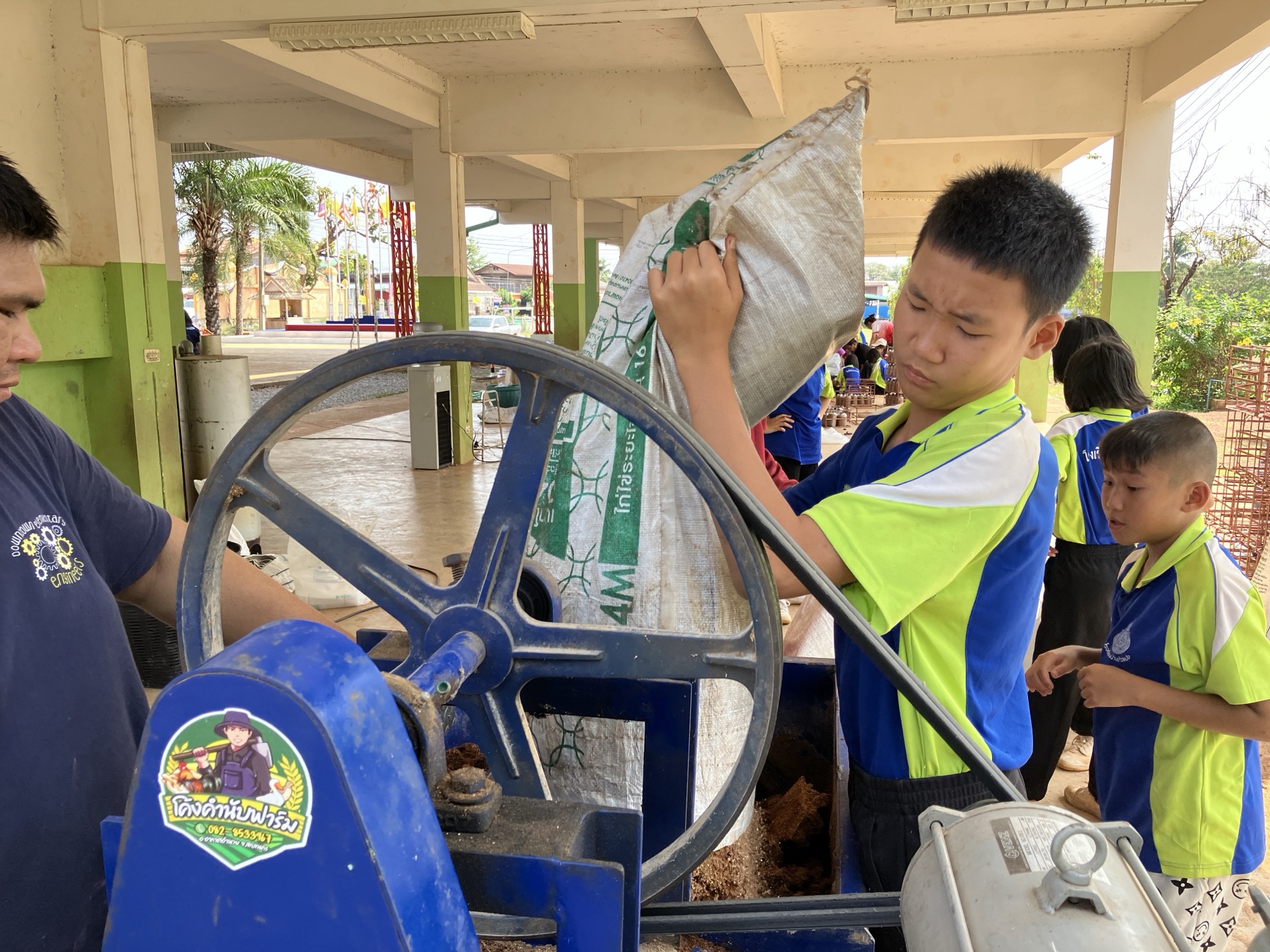 ชวนน้อง ป.4-6 อย่างไร ให้อยู่เพาะเห็ด 2,500 ก้อน ที่ รร.บ้านข้าวแป้ง