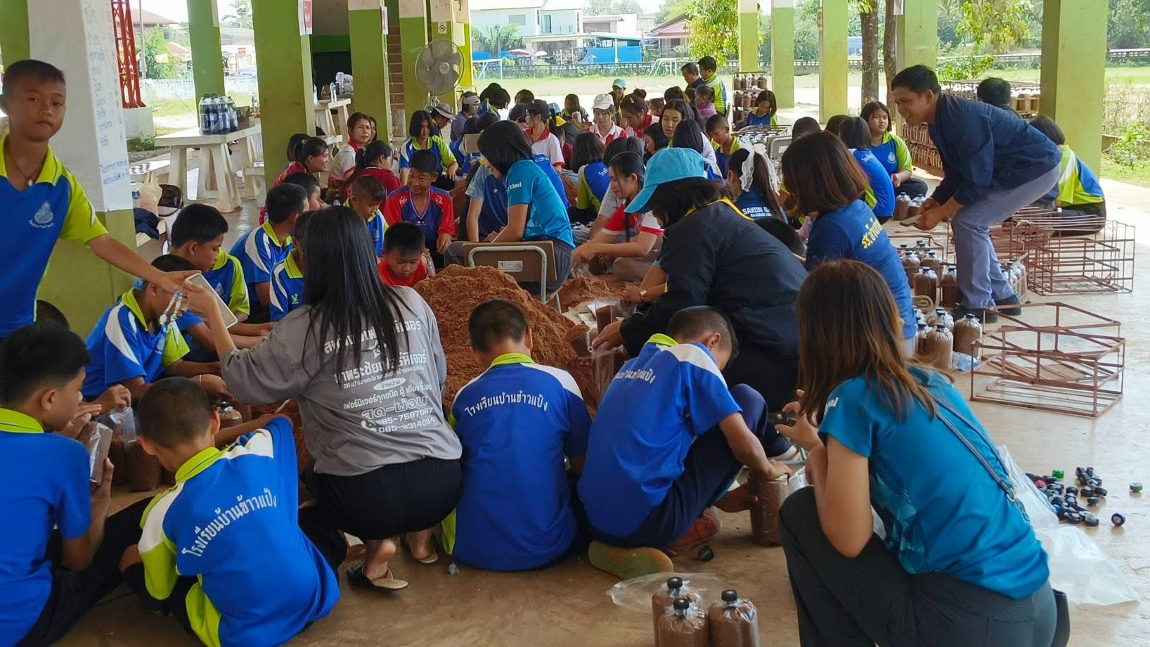 ชวนน้อง ป.4-6 อย่างไร ให้อยู่เพาะเห็ด 2,500 ก้อน ที่ รร.บ้านข้าวแป้ง