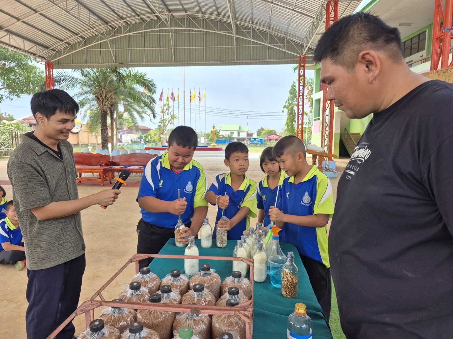 ชวนน้อง ป.4-6 อย่างไร ให้อยู่เพาะเห็ด 2,500 ก้อน ที่ รร.บ้านข้าวแป้ง