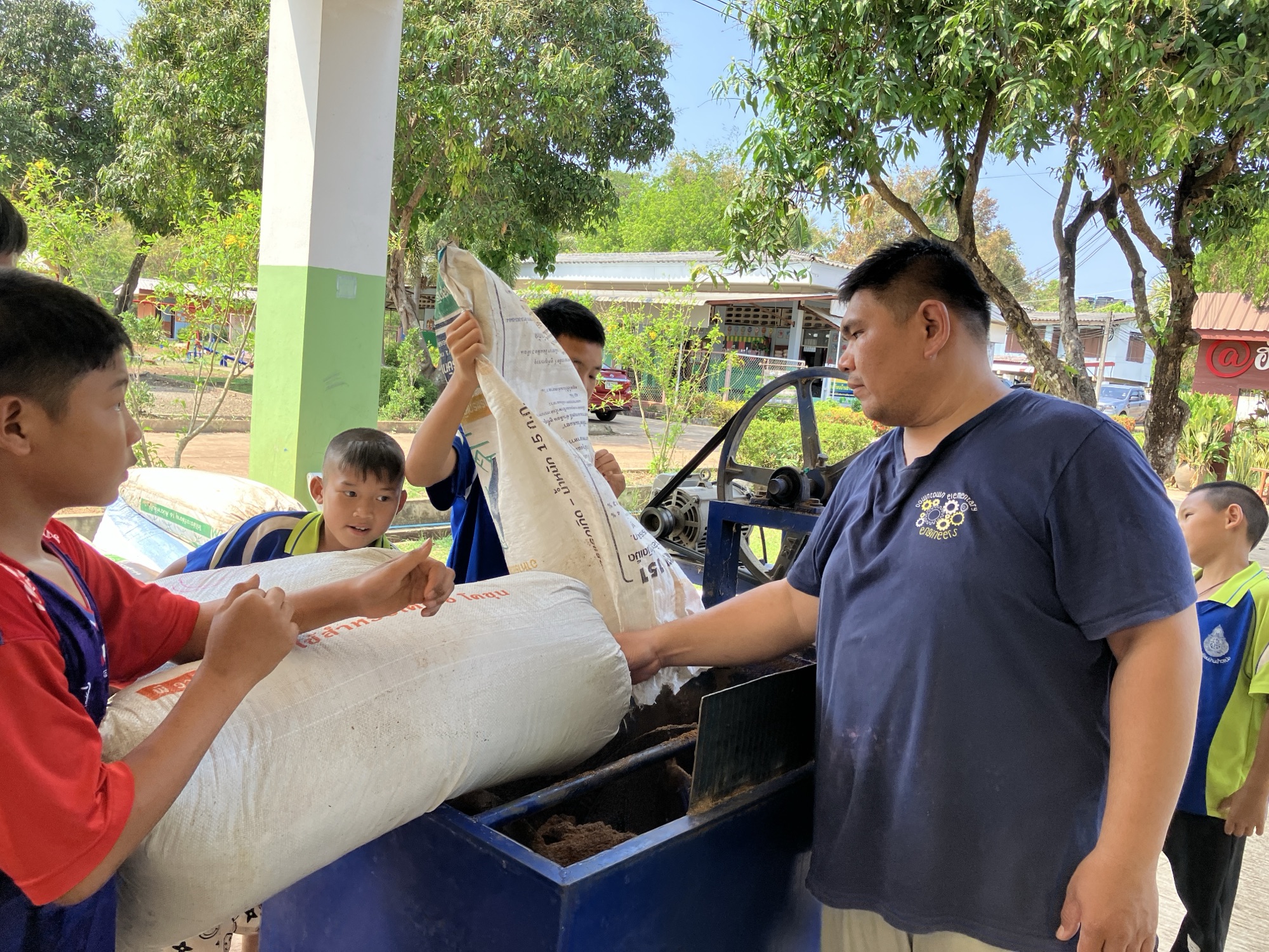 ตัดตั้งกลุ่มยุวเกษตรกร โรงเรียนบ้านข้าวแป้ง อ.อากาศอำนวย จ.สกลนคร