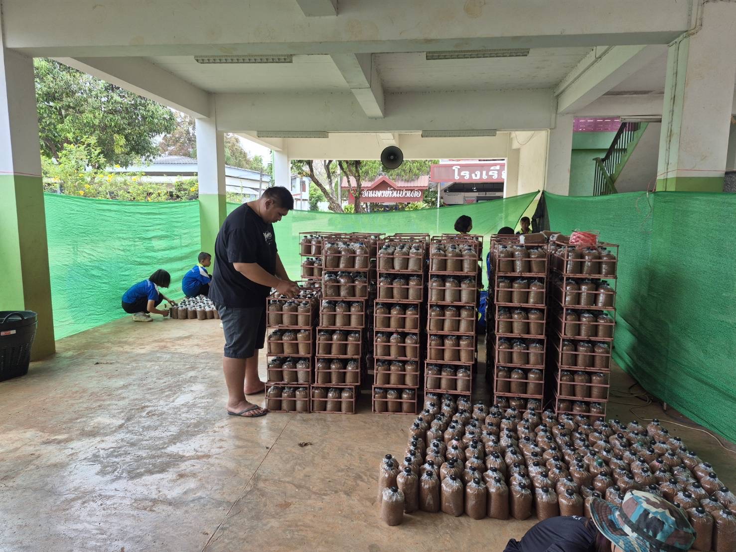 ตัดตั้งกลุ่มยุวเกษตรกร โรงเรียนบ้านข้าวแป้ง อ.อากาศอำนวย จ.สกลนคร