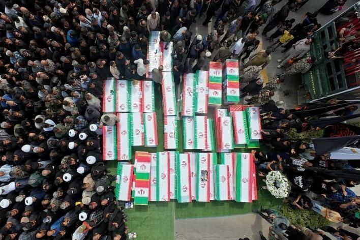 [The Last karuda] จริงหรือที่มีการสร้างฐานทัพทหารไว้ใกล้กับโรงเรียน!?
จากรูปปก ...โลงศพกำลังถูกนำมารวมกันเพื่อใช้ในพิธีศพของนักเรียนและบุคลากรของโรงเรียนหญิงล้วนแห่งหนึ่ง