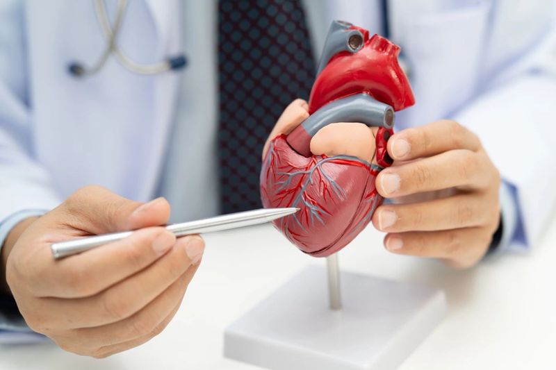 หลอดเลือดหัวใจตีบ: สาเหตุ อาการ และนวัตกรรมการรักษาที่แม่นยำ - Ruamjairak Hospital