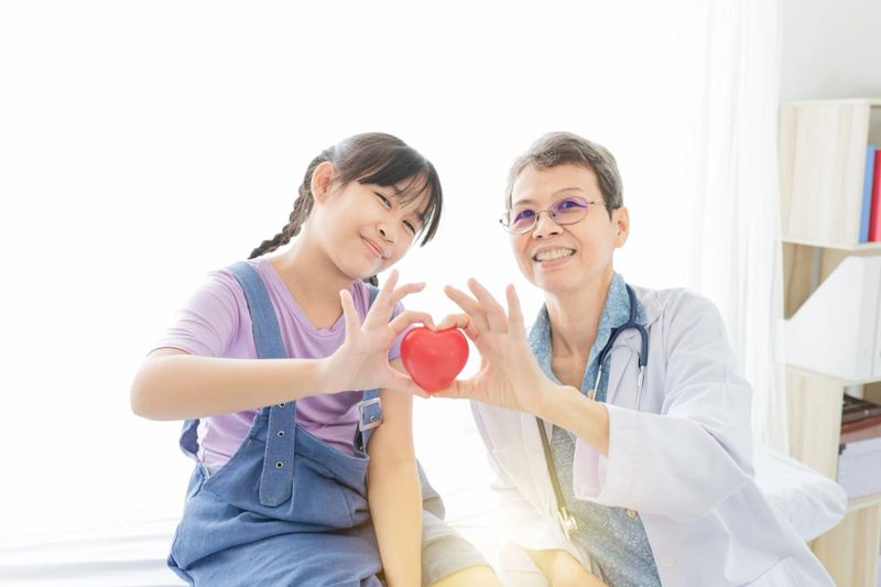 อาการโรคหัวใจ: 10 สัญญาณเตือนที่ไม่ควรมองข้าม และวิธีเช็กเบื้องต้น - Ruamjairak Hospital