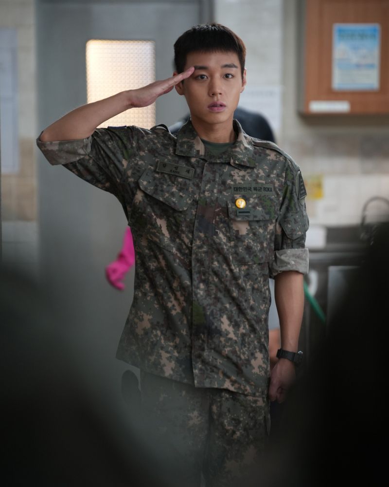 [ดูซีรีส์กัน] เรื่องย่อซีรีส์ The Legend of Kitchen Soldier
บอกเล่าถึงเรื่องราวของ คังซองแจ ที่ไปเป็นทหารและย้ายไปประจำการที่ฐานทัพกังริม ซึ่งเป็นที่ตั้งของจ่าสิบเอกพัคแจยอง ร้อยโทโจเยริน และพ่อครัวทหารยุนดงฮยอน ค