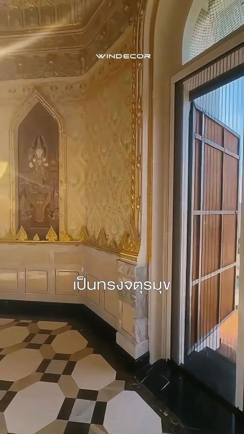 60 shares | อุโบสถพันล้านกับดีไซน์กันแมลง ณ วัดสันติวนาราม จังหวัดจันทบุรี
_
กับการผสมผสานประโยชน์ใช้สอยในยุคปัจจุบันเข้ากับสถาปัตยกรรมทางศาสนาที่สวยงามมาก ๆ โดยติดตั้งมุ้งจีบภายในอุโบสถเลย ตัวอุโบสถเป็นทรงจตุรมุขที่ยิ่งใหญ่และสวยงามมาก ตัวอาคารดูโอ่โถงสุด ๆ พอเงยหน้ามองขึ้นไปบนเพดานและผนังก็จะเห็นเป็นรูปธรรมจักรขนาดใหญ่
_
แต่มันก็มีปัญหาหนึ่งครับ คือเรื่องยุงและแมลงที่คอยรบกวน นี่แหละครับคือเหตุผลหลักที่ต้องติดตั้งมุ้งจีบ เพื่อช่วยระบายอากาศภายในอุโบสถ เรียกได้ว่าเป็นการผสมผสานประโยชน์ใช้สอยสมัยใหม่เข้ากับความงามของศิลปะในพื้นที่ศักดิ์สิทธิ์ได้อย่างลงตัวจริง ๆ ครับ
—
สอบถามข้อมูลเพิ่มเติม
.
• Call Center : 086 366 9058
• LINE : https://line.me/ti/p/Nyzf-hcruH
• Crystal Design Center (CDC), Building F, 2nd Floor
• Open 10:00-19:00 (Closed on Mondays)
—
#มุ้งจีบ
#มุ้งจีบกันยุง
#มุ้งจีบกับงานสถาปัตย์
#อุโบสถพันล้าน
#วัดสันติวนาราม
#สถาปัตยกรรมศาสนา
#สถาปัตยกรรมไทยร่วมสมัย | Bird Windecor