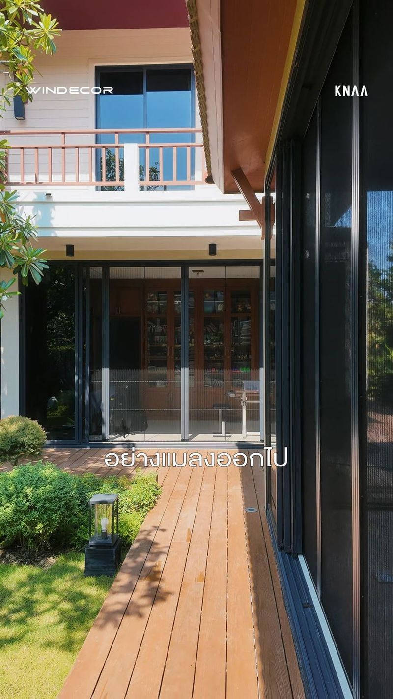 50 shares | วิธีคิดของบ้านที่ดี… ลึกซึ้งกว่าแค่การกันยุง
_
บ้านถูกออกแบบให้เปิดรับแสง ลม และธรรมชาติอย่างไร้รอยต่อ ตามแนวคิด Seamless Indoor–Outdoor Living ที่ทำให้ภายในกับภายนอกเป็นหนึ่งเดียว
แต่การเปิดโล่งอย่างแท้จริง ต้องมีองค์ประกอบที่ปกป้องโดยไม่รบกวนสถาปัตยกรรม
มุ้งจีบจึงไม่ใช่แค่อุปกรณ์กันแมลง แต่เป็นส่วนหนึ่งของระบบที่ทำให้บ้านยังคงโปร่ง โล่ง และสมบูรณ์
มันทำหน้าที่เมื่อจำเป็น และหายไปเมื่อไม่ต้องการ
_
เพราะบ้านที่ออกแบบมาดี ไม่ได้กันธรรมชาติออกไป… แต่เลือกอยู่กับมันอย่างสมดุล
—
สอบถามข้อมูลเพิ่มเติม
.
• Call Center : 086 366 9058
• LINE : https://line.me/ti/p/Nyzf-hcruH
• Crystal Design Center (CDC), Building F, 2nd Floor
• Open 10:00-19:00 (Closed on Mondays)
—
#มุ้งจีบ
#มุ้งพับจีบ
#knaarchitecture #housedesign
#SeamlessIndoorOutdoor
#IndoorOutdoorLiving
#บ้านสถาปนิกออกแบบ
#ประตูบานเลื่อนกระจกนิรภัย | Bird Windecor