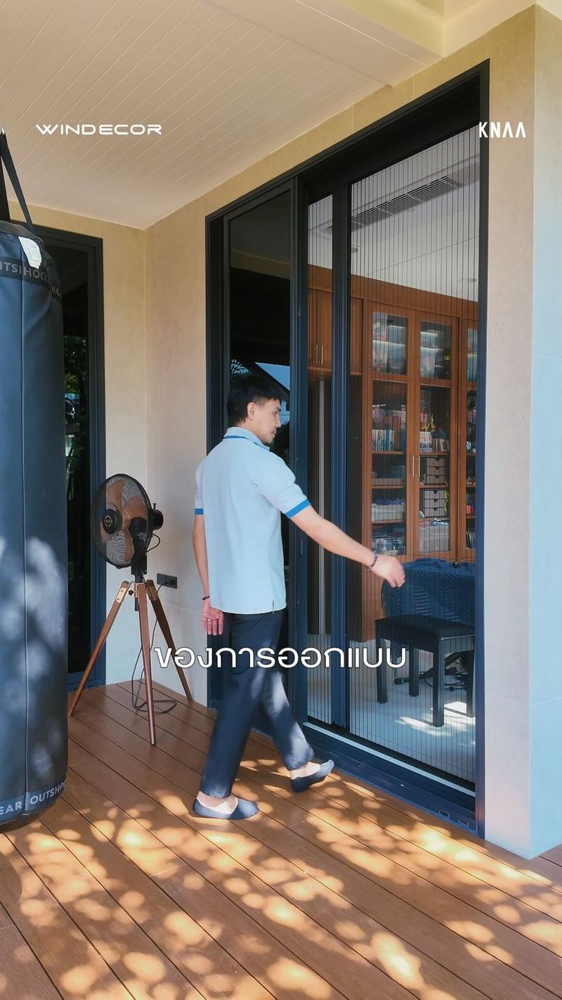 66 shares | ให้ดูอะไร? ก็มันหายไปแล้ว....นี่แหละตอนมุ้งพับเก็บ
_
หลายคนมองแล้วงงว่าอยู่ตรงไหน ซึ่งนั่นคือคำตอบเลยครับ—มุ้งจีบถูกออกแบบให้ “ซ่อนตัว” จนแทบไม่รู้สึกว่ามีอยู่
_
บ้านสวย ๆ หลายหลังเสียจังหวะเพราะกรอบมุ้งที่ค้างอยู่ในสายตา แต่เมื่อพับเก็บ มุ้งจีบจะเนียนไปกับขอบประตูหน้าต่าง พื้นที่ยังโล่ง วิวยังเต็ม และดีไซน์ไม่ถูกขัดจังหวะ
_
ความพิเศษของมันไม่ใช่แค่ตอนกางใช้งาน
แต่คือช่วงเวลาที่มันหายไป… และปล่อยให้บ้านได้โดดเด่นอย่างที่ควรจะเป็น
—
สอบถามข้อมูลเพิ่มเติม
.
• Call Center : 086 366 9058
• LINE : https://line.me/ti/p/Nyzf-hcruH
• Crystal Design Center (CDC), Building F, 2nd Floor
• Open 10:00-19:00 (Closed on Mondays)
—
#มุ้งกันยุง #มุ้งลวดทางเลือกใหม่ #มุ้งจีบ #มุ้งจีบซ่อนเก็บ #knaarchitecture #housedesign #Windecor | Bird Windecor