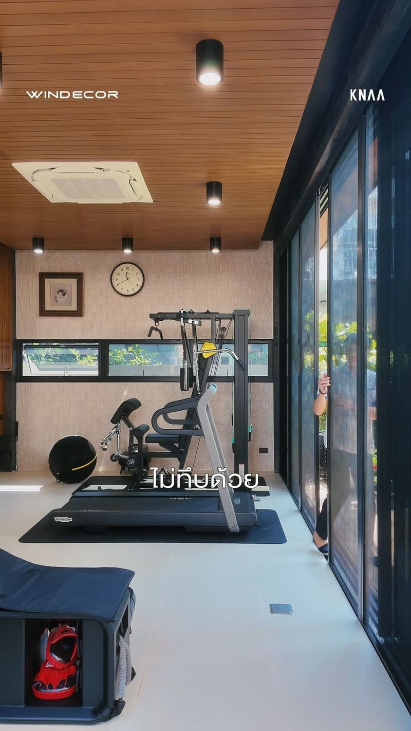 77 shares | ปัญหาประตูยิมบานใหญ่… ไม่ใช่เรื่องลม ไม่ใช่เรื่องแมลง แต่คือ “สัดส่วน”
.
เคสนี้เป็นห้องยิมที่ใช้ประตูบานเลื่อนกว้างถึง 6 บาน ความท้าทายไม่ใช่การติดมุ้งให้ครบ แต่คือการทำให้มันอยู่ในสเปซโดยไม่ทำลายความโปร่งของพื้นที่
.
คีย์หลักคือการแบ่งมุ้งจีบออกเป็น 2 ฝั่ง ฝั่งละ 3 บาน เลื่อนมาเจอกันตรงกลาง แทนการใช้มุ้งผืนใหญ่ชิ้นเดียว ทำให้ภาพรวมยังสมดุล และสามารถรูดเก็บจนหายไปจากสายตาเมื่อไม่ใช้งาน
.
ผลลัพธ์คือพื้นที่ยังคงโล่ง โปร่ง และใช้งานได้เต็มที่ โดยที่มุ้งไม่เข้ามาแย่งซีนสถาปัตยกรรม
.
เพราะในงานออกแบบที่ดี ขนาดไม่ใช่ปัญหา… ถ้าเราเข้าใจ “สัดส่วน”
—
สอบถามข้อมูลเพิ่มเติม
.
• Call Center : 086 366 9058
• LINE : https://line.me/ti/p/Nyzf-hcruH
• Crystal Design Center (CDC), Building F, 2nd Floor
• Open 10:00-19:00 (Closed on Mondays)
—
#มุ้งจีบ
#มุ้งลวดยิม
#มุ้งจีบประตูบานเลื่อน
#มุ้งจีบประตูบานใหญ่
#ห้องยิมในบ้าน
#ประตูบานเลื่อน6บาน
#knaarchitecture #housedesign #Windecor | Bird Windecor