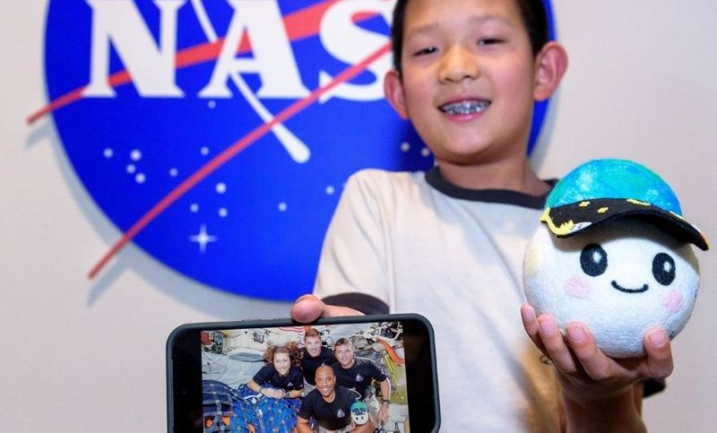 หนุ่มน้อยวัย 8 ขวบผู้ออกแบบ ”ไรส์” ตุ๊กตามาสคอต ประจำภารกิจอาร์ทิมิส 2 - SPACEMAN มนุษย์อวกาศ