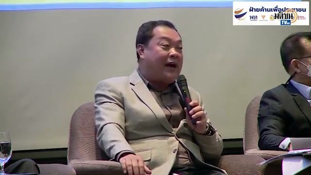 259K views · 9.7K reactions | ‘ทวี’ แฉกลางวงเสวนา ชำแหละงบ ‘กอ.รมน.’ อู้ฟู่หมื่นล้าน-ซุกงบลับปีละ 6 พันล้าน ห่างชั้น ‘สภาเกษตรฯ’ ที่ได้แค่ 300 ล้าน ถึง 20 เท่า จากกรณีที่ พ.ต.อ.ทวี สอดส่อง หัวหน้าพรรคประชาชาติ และสมาชิกสภาผู้แทนราษฎร (สส.) บัญชีรายชื่อ ในฐานะที่ปรึกษาคณะกรรมาธิการการกฎหมาย การยุติธรรมและสิทธิมนุษยชน สภาผู้แทนราษฎร ได้กล่าวในงานเสวนาหัวข้อ ”หมดเวลานายกรัฐมนตรี” ประเด็นที่น่าสนใจและถือเป็น ”สปอตไลต์” สำคัญในการปราศรัยครั้งนี้ คือการที่ พ.ต.อ.ทวี ได้หยิบยกข้อมูลเชิงลึกในฐานะกรรมาธิการพิจารณางบประมาณรายจ่ายประจำปี ออกมาตีแผ่ให้เห็นถึงโครงสร้างการจัดสรรงบประมาณแผ่นดินที่บิดเบี้ยวและความเหลื่อมล้ำอย่างรุนแรง ระหว่างหน่วยงานที่ดูแลปากท้องประชาชน กับหน่วยงานด้านความมั่นคงยุคสืบทอดอำนาจ โดยพุ่งเป้าไปที่ กองอำนวยการรักษาความมั่นคงภายในราชอาณาจักร (กอ.รมน.) พ.ต.อ.ทวี ระบุว่า จากการนั่งพิจารณางบประมาณร่วมกับ นายพิจารณ์ เชาวพัฒนวงศ์ (สส.พรรคก้าวไกลในขณะนั้น) พบความเหลื่อมล้ำอย่างน่าตกใจ เมื่อนำตัวเลขงบประมาณของหน่วยงานที่ต้องดูแลคนส่วนใหญ่ของประเทศ มาเทียบกับหน่วยงานความมั่นคงที่มีบุคลากรจำนวนน้อย สภาเกษตรกรแห่งชาติ ซึ่งมีหน้าที่ต้องดูแลและแก้ไขปัญหาให้แก่เกษตรกร ชาวประมง และผู้เพาะปลูกเดือดร้อนทั่วทั้งประเทศ กลับได้รับจัดสรรงบประมาณเพียง ปีละประมาณ 300 ล้านบาท เท่านั้น พ.ต.อ.ทวี ระบุว่ามีบุคลากร (ที่ปฏิบัติงานประจำ) ไม่กี่ร้อยคน แต่กลับได้รับการจัดสรรงบประมาณสูงเฉียด 10,000 ล้านบาท และในบางปีงบประมาณพุ่งทะลุเกินหมื่นล้านบาท ”สภาเกษตรกรได้งบประมาณปีละ 300 ล้านนะ เขาต้องดูแลเกษตรทั้งหมดเลย ต้องดูประมง ดูอะไรที่เดือดร้อน ท่านทราบไหมว่า กอ.รมน. เนี่ย... มีงบไปเกือบหมื่นล้าน บางปีหมื่นกว่าล้าน” พ.ต.อ.ทวี ระบุ นอกจากความเหลื่อมล้ำของยอดรวมงบประมาณแล้ว พ.ต.อ.ทวี ยังได้เปิดแผลใหญ่ชี้ให้เห็นถึงความไม่โปร่งใสในการตรวจสอบงบประมาณของ กอ.รมน. โดยแฉว่า มีการนำเงินงบประมาณแผ่นดินไปแปรสภาพเป็น ”งบลับ” สูงถึงปีละเกือบ 6,000 ล้านบาท หัวหน้าพรรคประชาชาติ ระบุด้วยว่า งบลับจำนวนมหาศาลนี้ ไม่ได้ถูกเขียนแสดงไว้อย่างเปิดเผยในเล่มเอกสารงบประมาณฉบับปกติ ที่เสนอเข้าสู่สภาผู้แทนราษฎร แต่ใช้วิธีนำไป ”ซ่อน” ไว้ในส่วนอื่น ซึ่งหากกรรมาธิการหรือประชาชนทั่วไปดูจากภายนอกจะไม่สามารถทราบได้เลย จนกระทั่งต้องให้ สำนักงานการตรวจเงินแผ่นดิน (สตง.) เข้าไปทำการตรวจสอบเชิงลึก จึงจะปรากฏข้อเท็จจริงว่าเงินจำนวนนี้ถูกใช้เป็นงบลับ ที่สำคัญ พ.ต.อ.ทวี ได้ระบุถึงผู้ที่มีอำนาจเบ็ดเสร็จในการควบคุมและใช้จ่ายเงินงบลับปีละ 6,000 ล้านบาทก้อนนี้ว่า มีเพียง 2 ตำแหน่งหลักเท่านั้น คือ นายกรัฐมนตรี ในฐานะผู้อำนวยการรักษามั่นคงภายในราชอาณาจักร (ผอ.รมน.) ผู้บัญชาการทหารบก (ผบ.ทบ.) ในฐานะรอง ผอ.รมน. ”กอ.รมน.นี้ พอเดินเข้าไปดูเนี่ย เวลาใช้จ่ายเงิน ใช้เป็นงบลับ ปีละเกือบ 6,000 ล้าน 6,000 ล้าน 6,000 ล้าน แล้วงบลับตัวนี้ ไม่มาเขียนในงบประมาณ ไปซ่อนไว้ ต้องไปดูที่ สตง. ตรวจ จึงจะรู้ว่าใช้เป็นงบลับ แล้วคนใช้งบลับก้อนนี้คือใครรู้ไหม คือนายกรัฐมนตรี เป็น ผอ.รมน. กับ ผบ.ทบ.” พ.ต.อ.ทวี กล่าวทิ้งท้ายในประเด็นนี้ว่า ในขณะที่ชาวประมงหรือเกษตรกรอยากจะมีกองทุนประมงเพื่อช่วยเหลืออาชีพตนเองกลับไม่มีงบประมาณให้ แต่ฝั่งความมั่นคงกลับมีงบลับให้ใช้ปีละหลายพันล้าน สิ่งเหล่านี้สะท้อนชัดว่า รัฐธรรมนูญปี 2560 ได้ดีไซน์โครงสร้างให้เกิด ”รัฐราชการและรัฐทหาร” ที่ขยายอำนาจซ้อนรัฐเดิม และนำมาซึ่งความเหลื่อมล้ำทั้งด้านที่ดิน ความยากจน และความยุติธรรม จนทำให้ประเทศไทยต้องหมดอนาคตลงในที่สุด | ทำให้เป็นข่าว