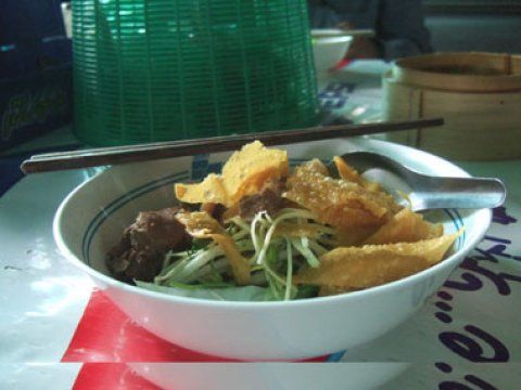 ก๋วยเตี๋ยวหมูตุ๋นลำไย”เวียงยอง”
เมนูชวนชิมสร้างชื่อเมืองลำพูน