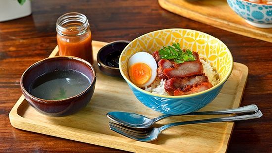 ข้าวด้งหมูแดงเตาถ่าน เจ้าอร่อยที่ศิริราชวังหลัง