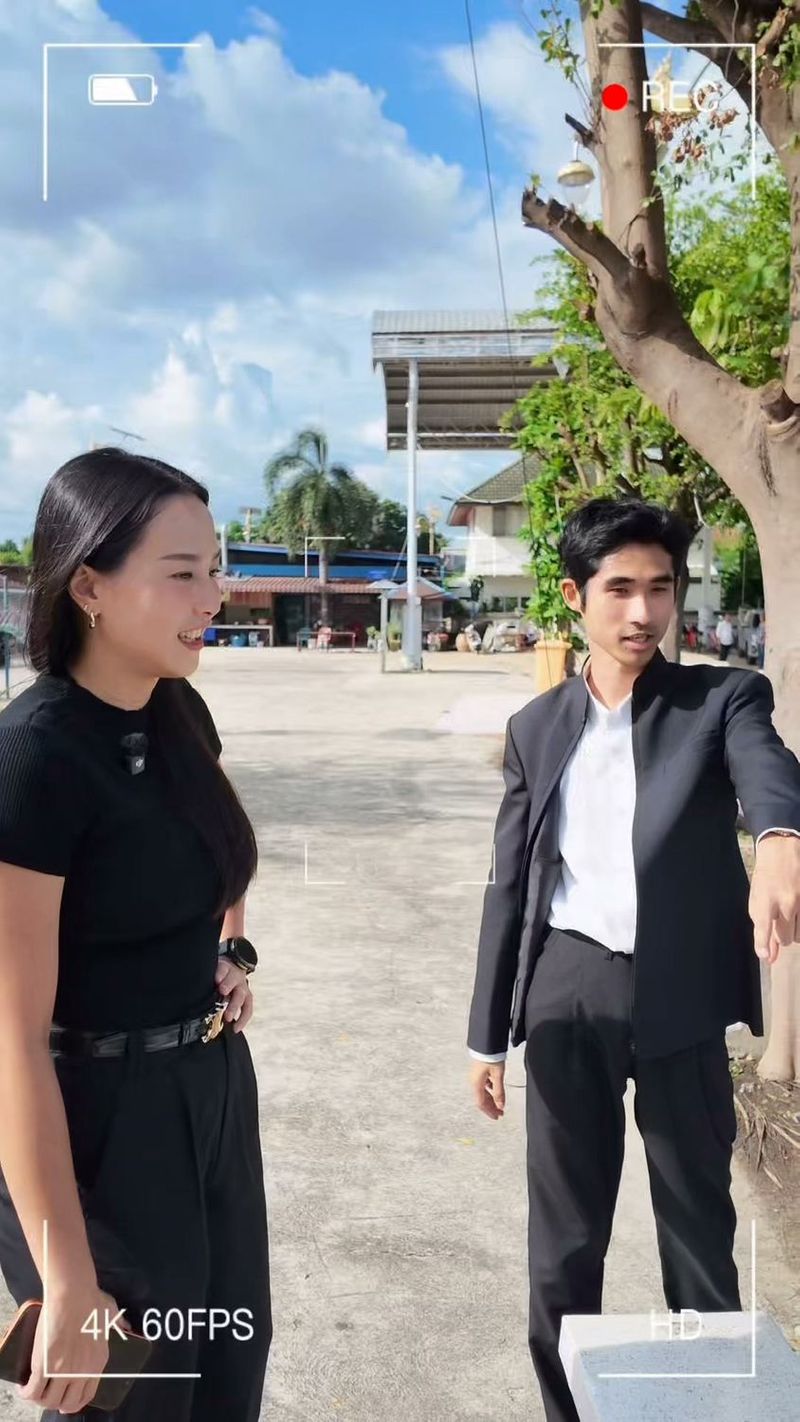 635K views · 46K reactions | หลายคนรู้จักเสาไฟกินรีราชาเทวะ แต่ถ้านึกไม่ออกว่ามันเยอะขนาดไหน วันนี้พามาดูให้เห็นกับตา ไม่ใช่แค่ถนนใหญ่แต่ทุกซอยย่อย อบต.ราชาเทวะ มีรายได้เยอะมาก ปปช.ให้ข้อมูลว่าทุกๆเที่ยวบินที่ขึ้นลงเค้าจะได้รับส่วนแบ่งเงินเหลือใช้ไม่หมดทุกปี ถ้าได้ผู้นำที่มีวิสัยทัศน์ ชีวิตทุกคนจะดีขึ้นได้จากเงินตรงนี้ ถ้าเป็นไอซ์เงินเยอะขนาดนี้นะ เอาไปที่ทำศูนย์ดูแลเด็กก่อนวัยเรียน/ศูนย์พัฒนาเด็กเล็ก ศูนย์ดูแลผู้สูงอายุ สร้างเป็นคอมมูนิตี้ดูแลครบวงจรไปเลย แบ่งเบาภาระคนตรงกลางได้เยอะ เอาให้ดีชนิดที่ว่าเด็กและผู้สูงอายุทั่วประเทศต้องอิจฉาราชาเทวะไปเลย ทำศูนย์ฝึกอาชีพรีสกิลเพิ่มทักษะแบบอุปกรณ์ไฮเทคสุดๆ มีอุปกรณ์ฝึกอาชีพแน่นๆ จะทำให้เป็นศูนย์กลางที่คนทั้งสมุทรปราการมาฝึกอาชีพไปเลยก็ยังได้ แล้วเชื่อมต่อผู้ประกอบการในพื้นที่ฝึกเสร็จหางานทำได้เลย ทำศูนย์กีฬาก็เอาให้มันเริ่ดมีทุกชนิดกีฬาเด็กมาฝึกเพื่อแข่งขันหรือใครๆจะมาเพื่อสุขภาพก็ได้ ทำให้มันเริ่ดให้คนราชาเทวะอยากมาใช้บริการสุขภาพทุกคนจะได้ดี เงินมันเยอะมากสามารถทำอะไรก็ได้ให้มันดีแบบที่สุดในสมุทรปราการ หรือเริ่ดสุดในประเทศไปเลยก็ยังได้ หลายๆอย่างระเบียบท้องถิ่นเปิดให้ทำได้อยู่แล้ว น่าเสียดายที่เน้นเอามาทำเสาไฟ | รักชนก ศรีนอก - Rukchanok Srinork